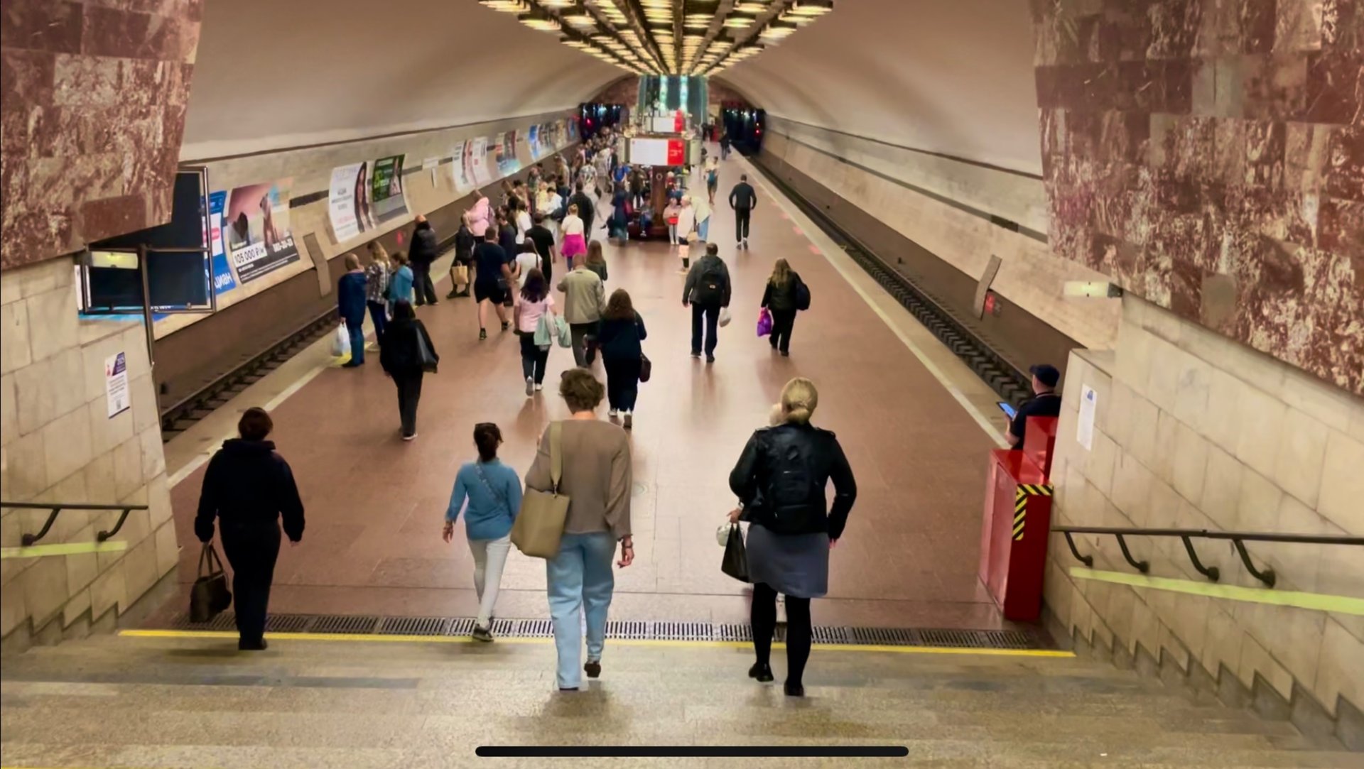 В Новосибирском метро до левого берега, станции метро «Площадь Маркса». Эпизод 26