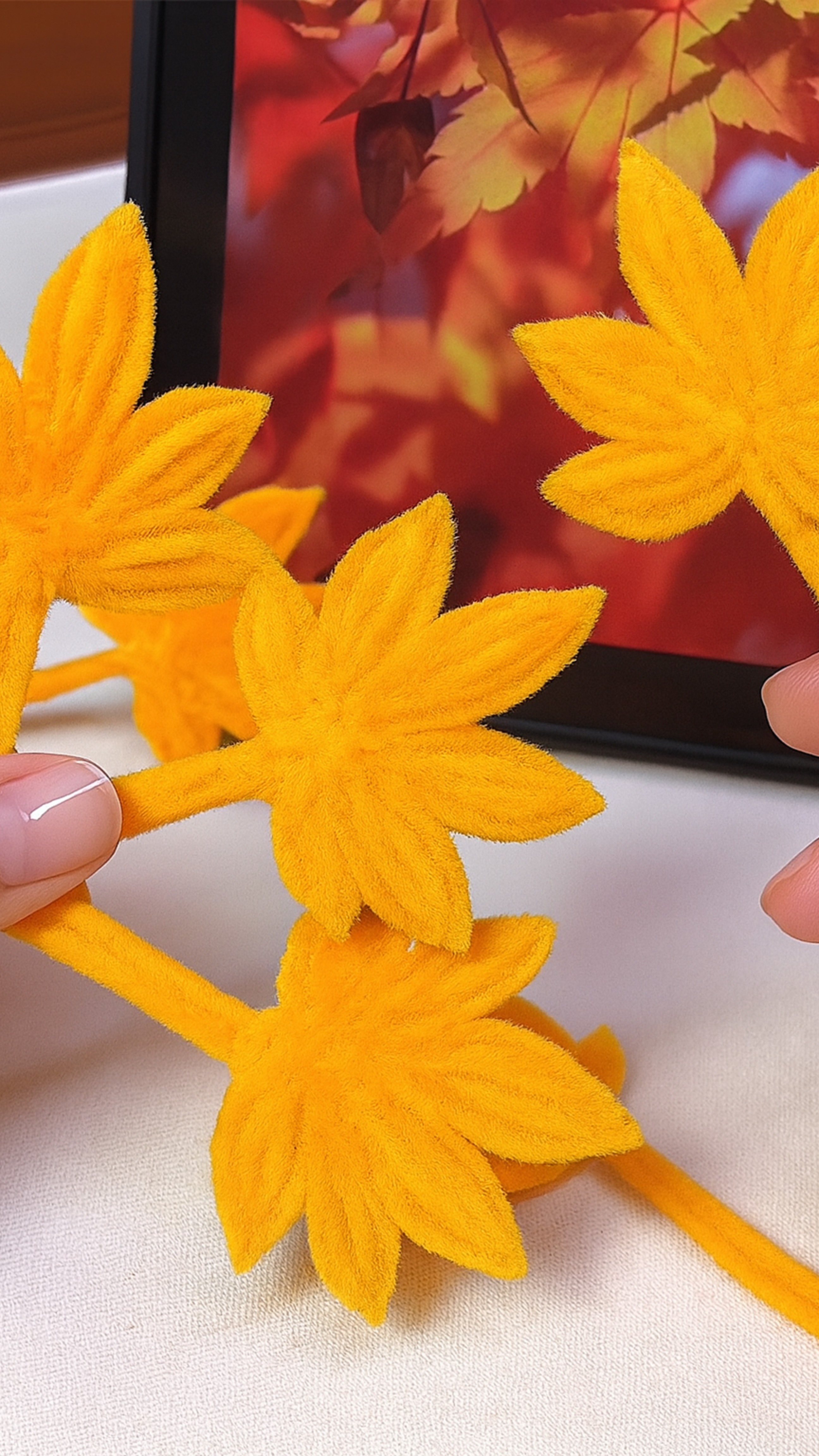 Простая идея для осеннего декора!Сделай пушистые листья своими руками ✨ смотреть онлайн