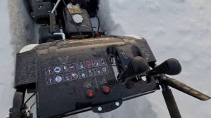 Снегоуборщик Champion ST 662E  и большой сугроб