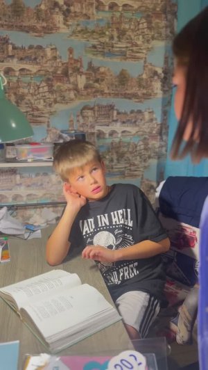 Мать портит психику своим детям..