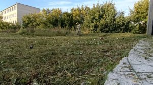 Косим траву на металлобазе. Бензивый триммер Huter.