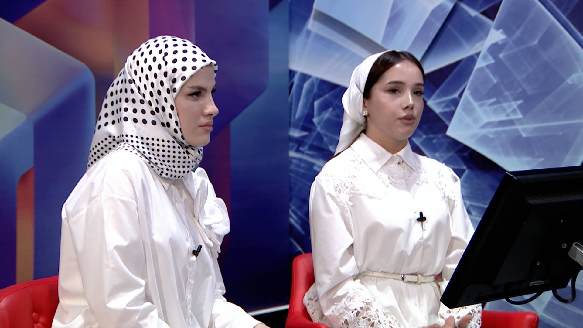 Эрудит - И. Эдельханова и А. Эльмурзаева ( Р. Абуев ) смотреть онлайн