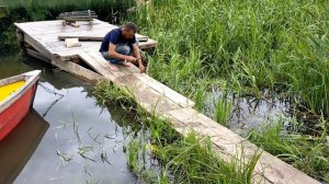 Строим мостик на реке из того что есть под рукой
