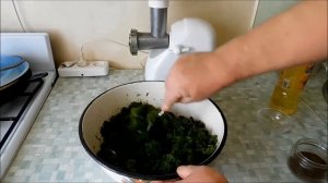 Стебли укропа стрелки чеснока и ароматная паста для п?