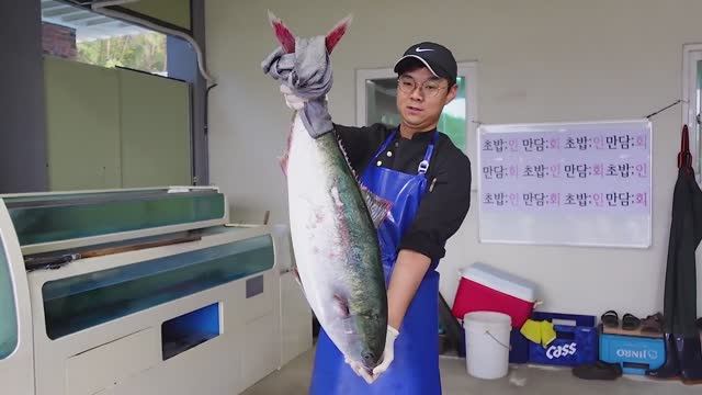 Сашими, 11-килограммовый гигантский живой амберджек смотреть онлайн