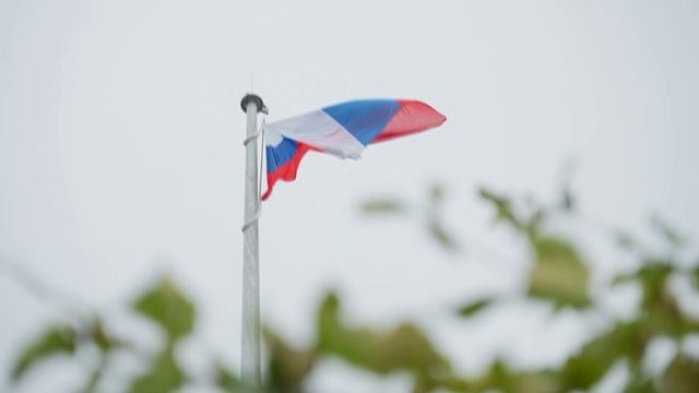 На острове Большой Уссурийский поднят Государственный флаг России как символ добрососедства с Китаем смотреть онлайн