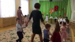 танцуют на 8 марта