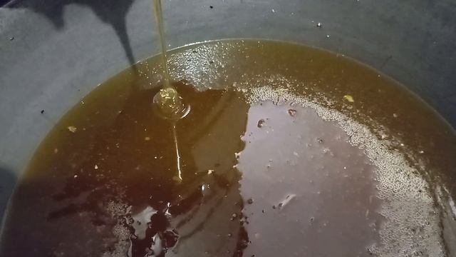 Докачиваем мед акации и гледичии с примесью айланта.