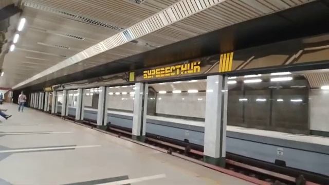 Нижегородское метро. Пересменка поездов, на станции "Буревестник" смотреть онлайн