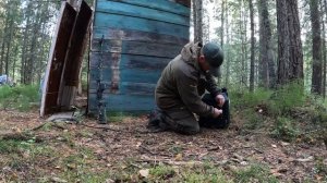 Заброска в избушку по следам зверей. Обнаружил визит медведя. Делаю полку, умывальник а так же пол.