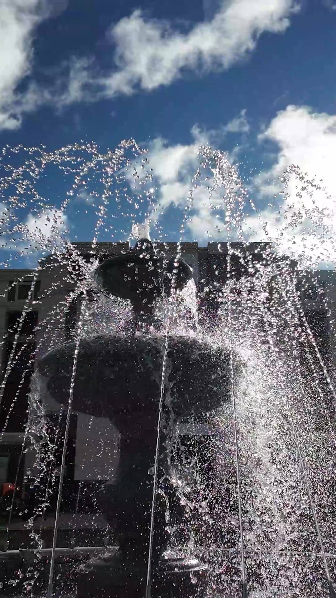 КАКОВА КРАСОТА! / У административного центра компании в Новом Уренгое открыли новый фонтан смотреть онлайн