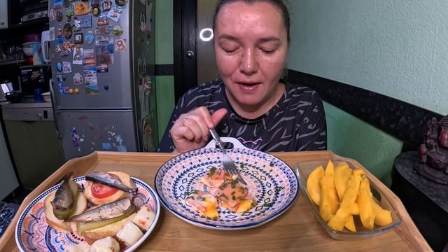 Яичница с колбасой и помидорами, бутерброды со шпротами, Манго 🥭. Мукбанг смотреть онлайн