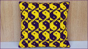 Подушка крючком с узором Инь Ян.