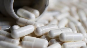 «Только разрешенные препараты»: российские врачи смогут назначать БАДы