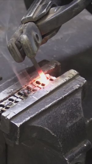 Сварка графитом из батарейки.