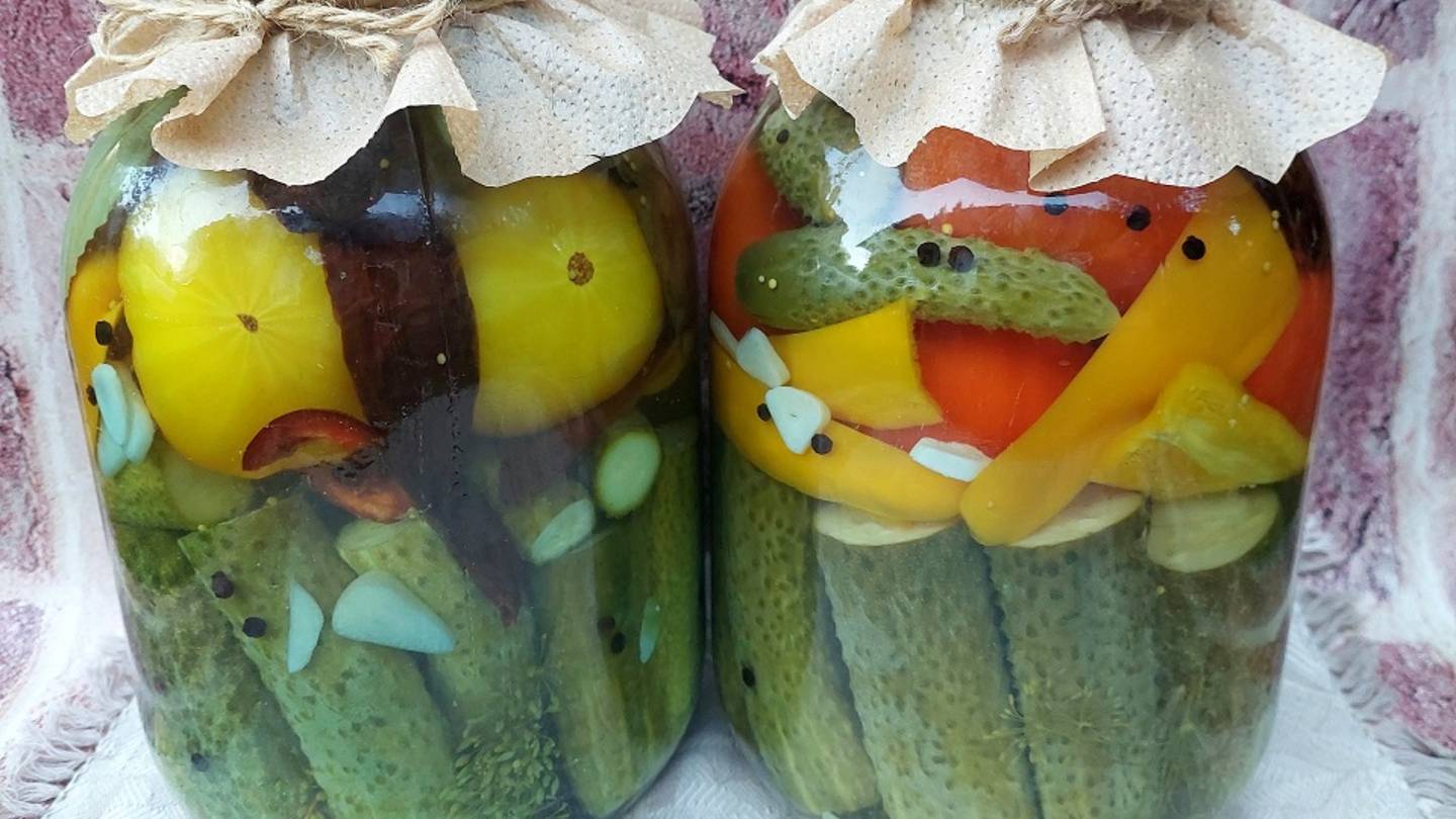 Соление «Ассорти». В одной нарядной банке - праздник вкусов.