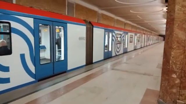 Московское метро. Зоопарк вагонов на Сокольнической линии смотреть онлайн