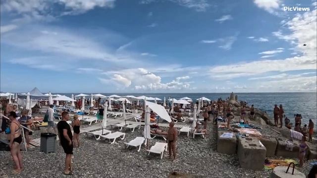 СОЧИ Лазаревское пляж Дельфин сегодня 10 сентября 2025. Погода в Лазаревском сейчас. Обстановка смотреть онлайн