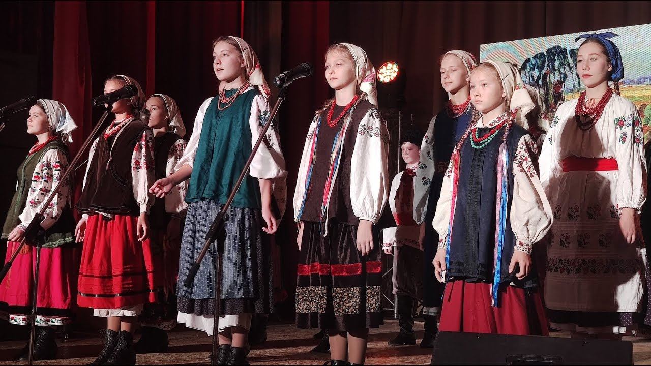 Фольклорный ансамбль РАдоница,фрагмент обряда "А на нашей нивке сегодня обжинки" смотреть онлайн