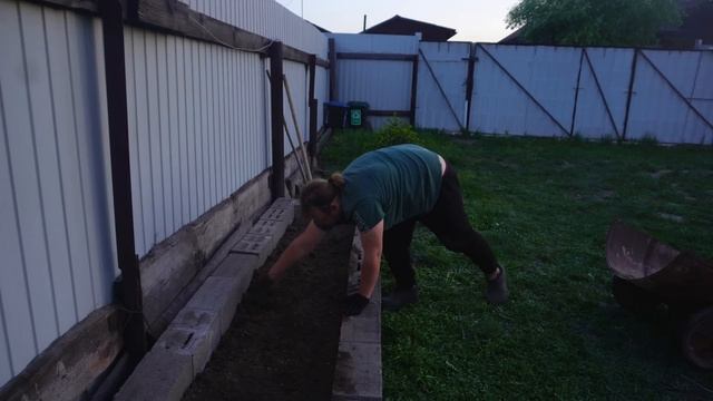 Подделал дом Полил огород Вожу землю в клумбу для цвет