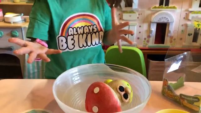 Травянчик. Эммочка открывает игрушку смотреть онлайн