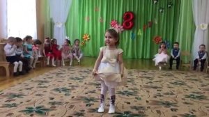 дети рассказывают стихотворение на 8 марта