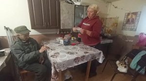 ЖИВУ ОДНА В ДЕРЕВНЕ / РУГАЕМСЯ С КОЛЕЙ..