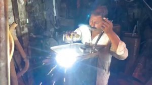 Процесс изготовления 250-литрового дизельного бака для большегрузного грузовика.