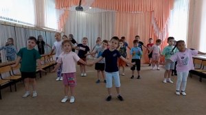 Простой и забавный образный танец на День знаний в детском саду