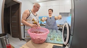 Заготавливаем ТУШЁНКУ на зиму в автоклаве! У Вована СВОИ ПОРЯДКИ на кухне, ГОНЯЕТ меня) Рецепт Влог