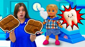 😱Ох уж эти куклы — Штеффи съела ВСЁ сладкое и побежала к стоматологу 🍫🦷