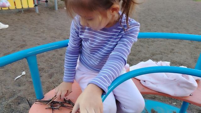 Машенька играет на качели