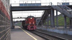 Тепловоз ТЭМ2-5001 с вагоном хоппром-дозатором.