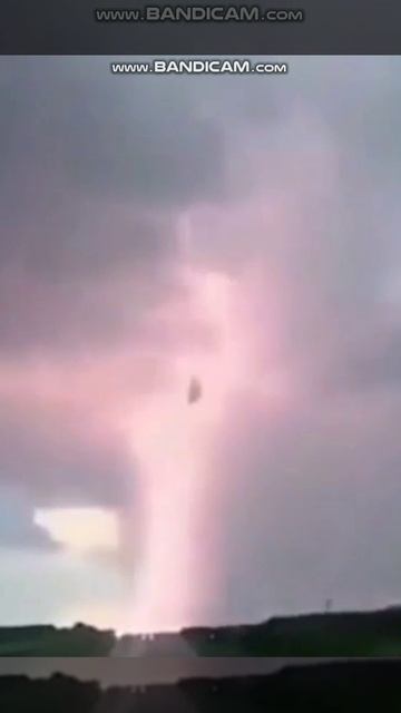 Неопознанный летающий объект удалось случайно заснять во время удачного удара молнии во время грозы смотреть онлайн