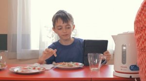 Короткометражный фильм "Помощник и Чай"(Фильм из киноальманаха " Ох, уж эти мамы!")