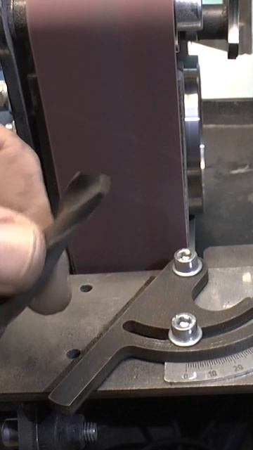 КАК ЗАТОЧИТЬ СВЕРЛО - 2 способа на гриндере удачный смотреть онлайн