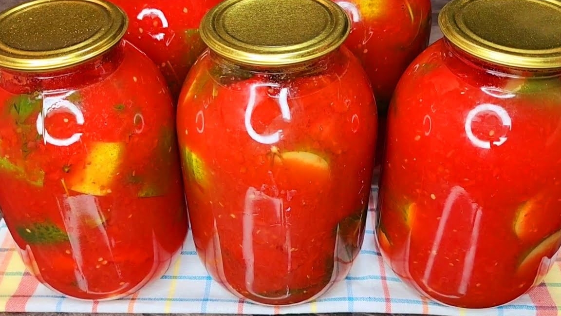 ПРОСТО ЗАЛИВАЮ КИПЯТКОМ. Закрываю по 50 банок! Невероятно вкусный рецепт с ПОМИДОРАМИ и огурцами смотреть онлайн