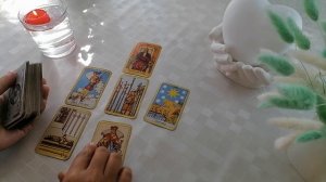 Загаданный наблюдает за твоей жизнью исподтишка. Ревнует❓| спонтанный расклад