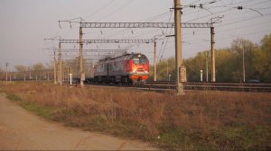 Тепловоз 2ТЭ25КМ-0195 с фитинговыми платформами.