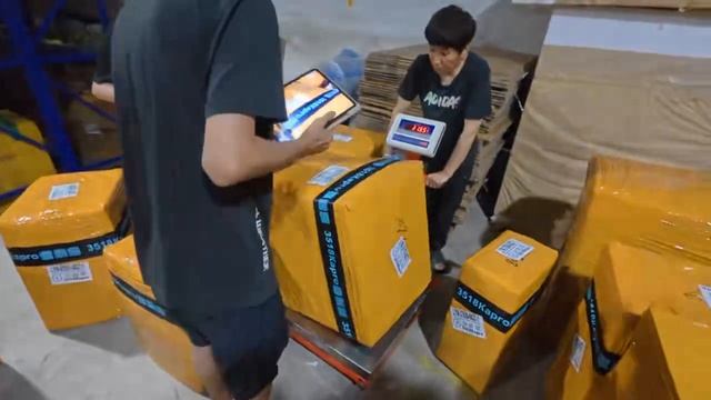 Взвешивание товара, готовим к отправке из Китая в Россию.