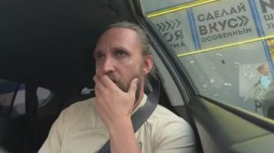 из за дорожного конфликта двух машин я не мог выехать из двора и пошел раскачивать их кипиш