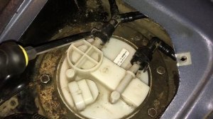 Как снять трубки с быстросъёмами с топливного модуля. ВАЗ 2110.