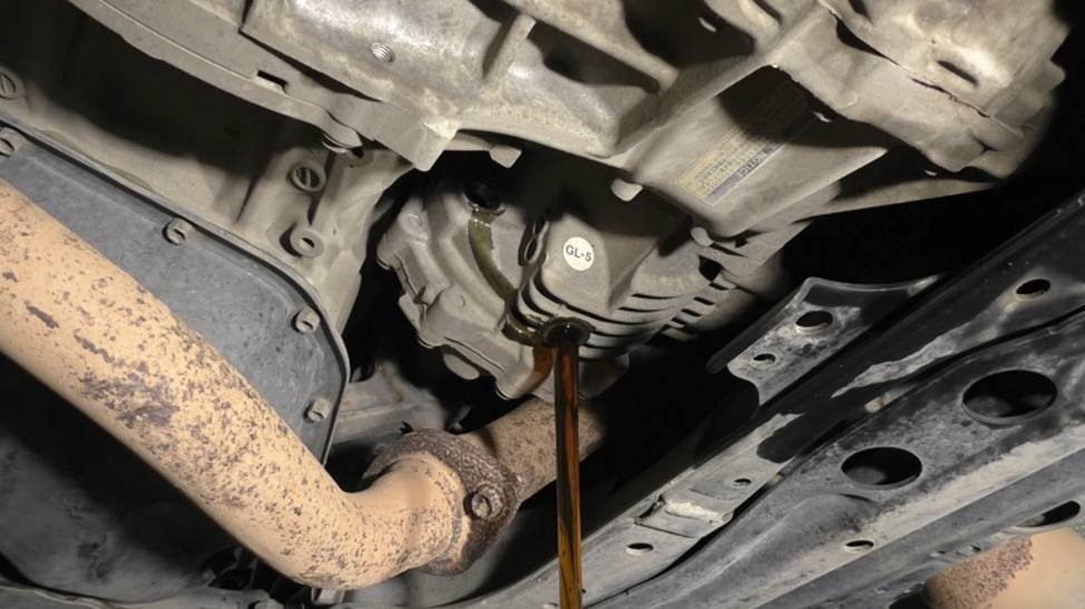 Замена масла в раздатке и заднем редукторе на Toyota RAV4 2,5 Тойота РАВ 4 2018 года