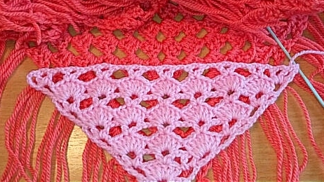 Вяжем шаль крючком узором ракушки