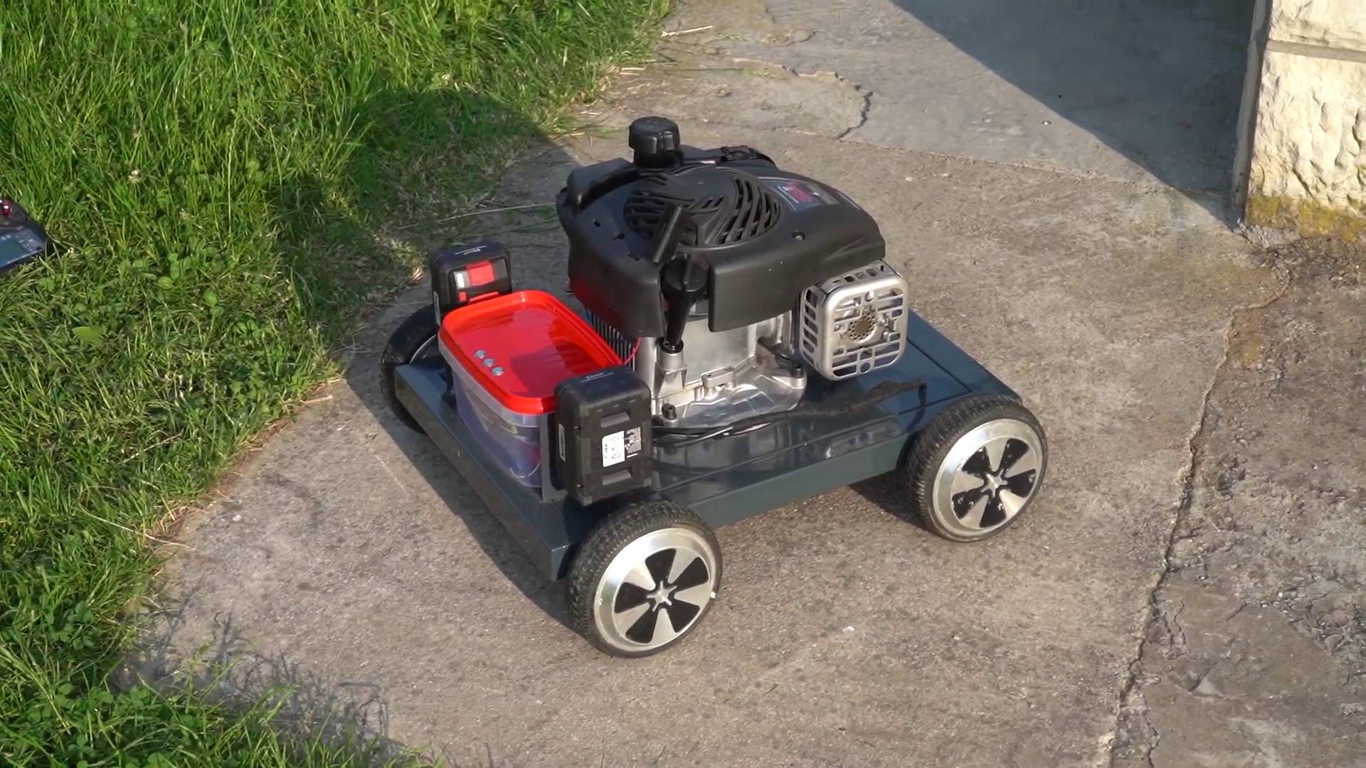 Самодельная газонокосилка с дистанционным управлением смотреть онлайн