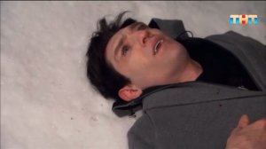 Момент из шоу битва экстрасенов Александр Шепс зеленый забор падает валяется смотрит в небо