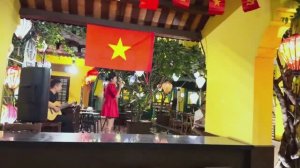 Хойан ночью 🇻🇳 Где фонари отражаются не только в воде, но и в бокалах с коктейлями!