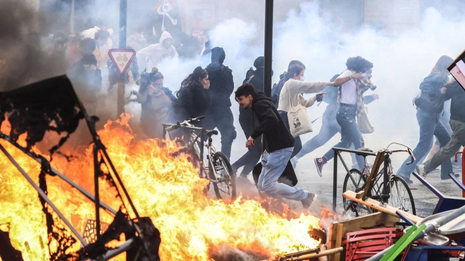 Агрессивные протесты не утихают во Франции. Более восьмисот человек задержаны