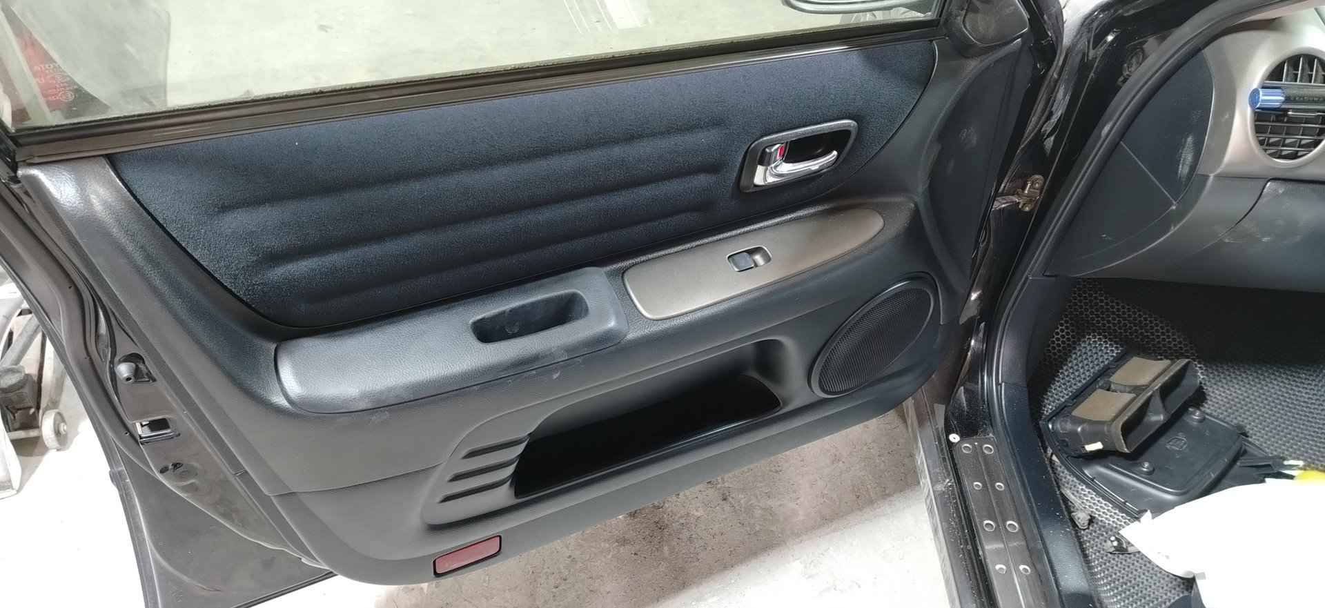 Как снять обшивку передних дверей Toyota Altezza