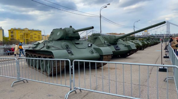 4K.World War 2 Soviet Tanks, Artillery, Mechanized Infantry. T-34, Katyusha rocket launcher.